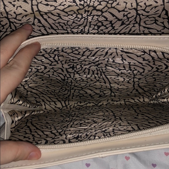 Max Studio White Flower Crossbody - Picture 5 of 8